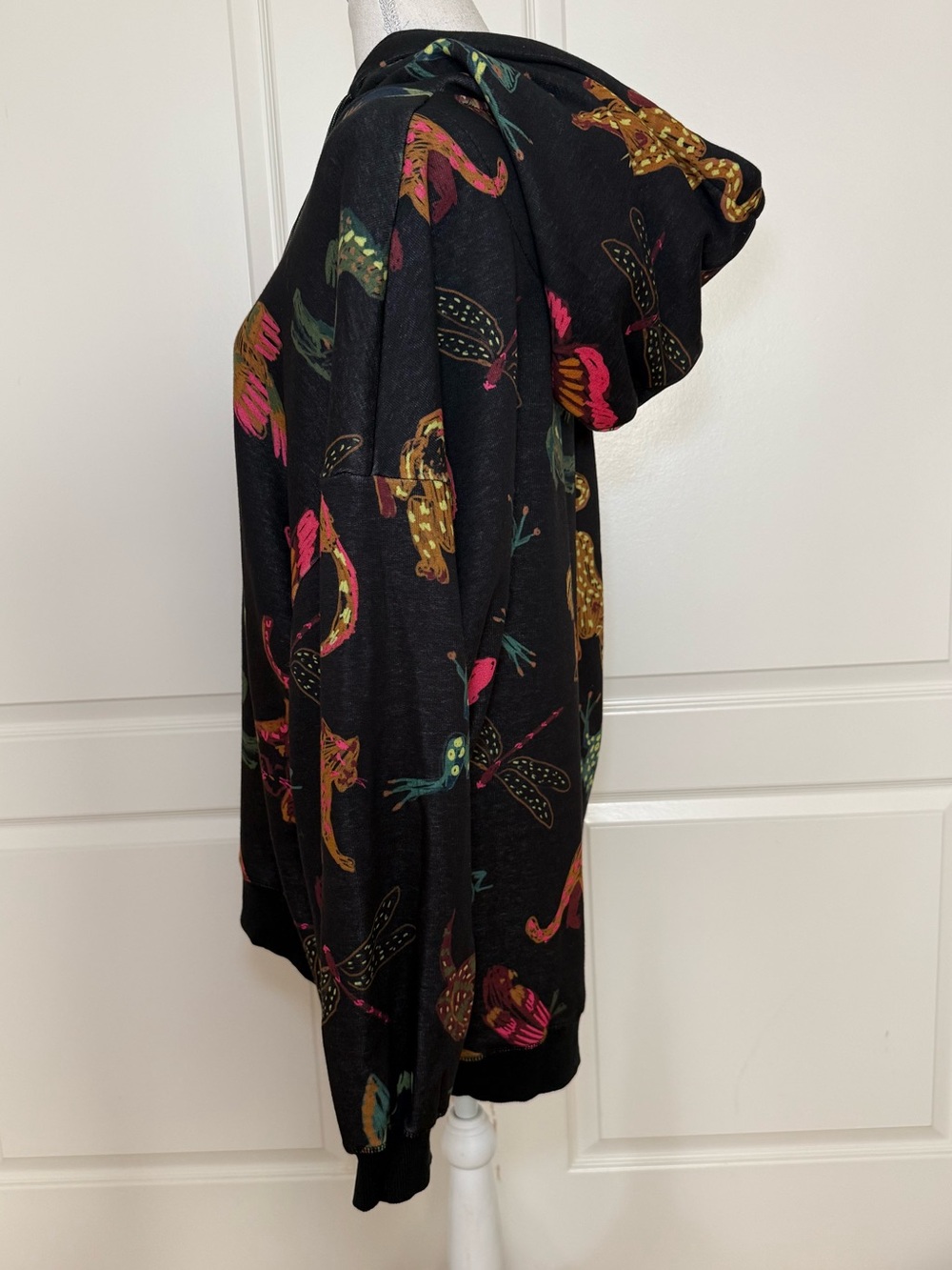 FARM RIO Black Animal Life Sweatshirt Hoodie Size Medium So Soft & Cozy Safari - Picture 3 of 6